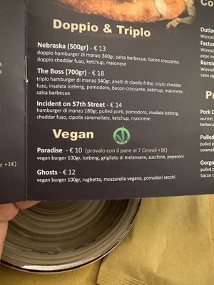 Menu with options clearly labeled 🌱  at E Street in Tivoli