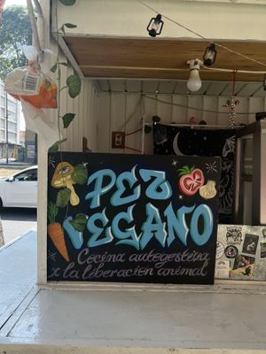 Su cartelito con el logo  at Pez Vegano in Mexico City