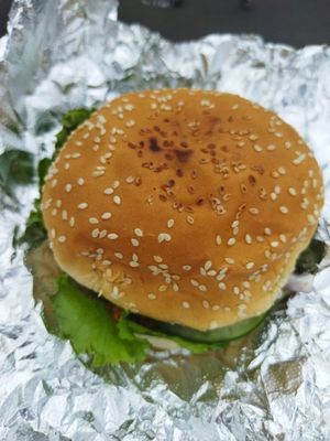 Hamburguesa de lentejas muy buena at Pez Vegano in Mexico City
