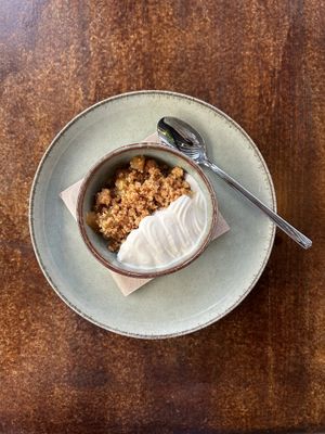 Crumble de manzana at Baobab Soul Kitchen & Bar in Alicante