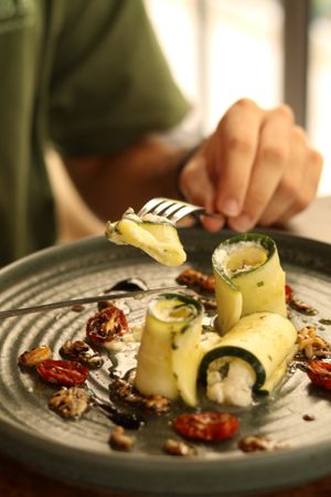 Rolls de calabacín y feta con tomate cherry asado, aderezo de dátiles y miel de semillas at Baobab Soul Kitchen & Bar in Alicante