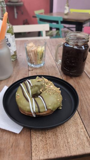 Dona de matcha y café helado at Monaladona in Guadalajara