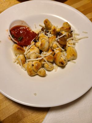 Garlic knots with vegan cheese at Glacier Public House in Government Camp