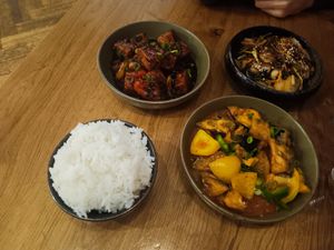 JAPCHAE NOODLES, SZECHUAN EGGPLANT, BLACK BEAN TOFU e RICE at KOKUMY in Frankfurt