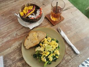 Tofu scramble and Smoothie Bowl at Fly & Shine in Penida Island