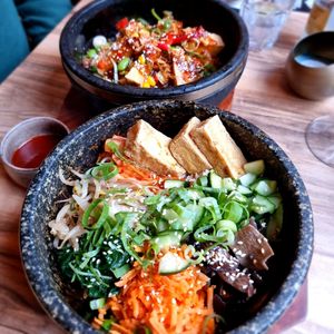 2 vegan dishes tofo bibimbap and spicy chichuan tofu at Bowls in Bruges