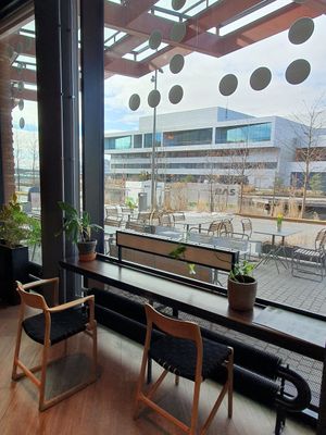 Waterside outdoor seating by Opera House at LETT - Operagata in Oslo