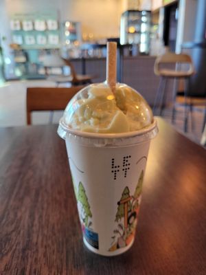 Pína colada smoothie at LETT - Operagata in Oslo