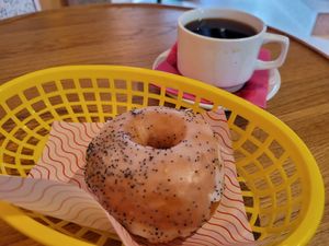 Vegan Poppyseed Lemon doughnut and coffee at Talormade bispevika in Oslo