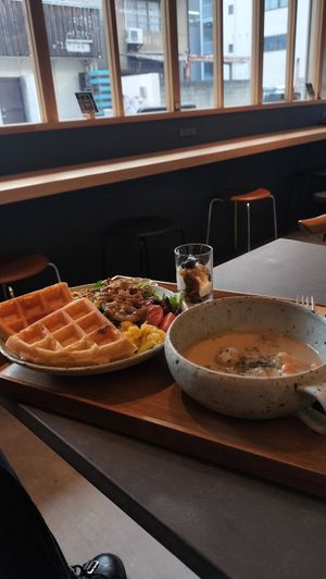 Set at Bee9 in Osaka