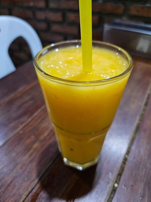 Mango smoothie at Momos Samsen in Bangkok