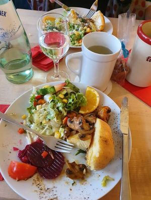 Mushroom, baked potatoes & salad at früh bis spät in Trier