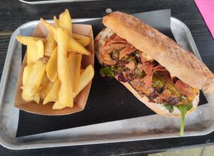 "if you don't know" with regular fries at Urban Gorillas - Vegan Revolution in Dusseldorf