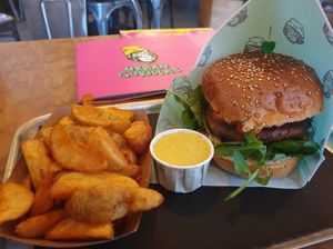 Vertrautheit burger with wedges at Urban Gorillas - Vegan Revolution in Dusseldorf