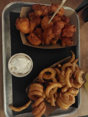 Cauliflower wings and curly fries with aioli at Urban Gorillas - Vegan Revolution in Dusseldorf