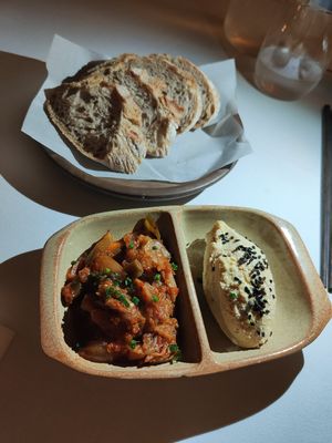 Pan con queso de anacardos y kimchi at Age of Aquarius in Barcelona
