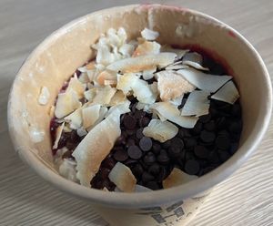 Vegan oatmeal with coconut, berry sauce and vegan chocolate chips.    at Haferkater - Hbf Essen in Essen