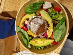 Avocado Rotkohl Salat at Haferkater - Hbf Essen in Essen