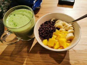 Porridge with Banana, Mango and Chocolate and a Matcha Latte with oat milk at Haferkater - Hbf Essen in Essen