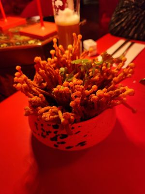 In The Woods. Crispy enoki mushrooms in bbq spice. Reminds of Yeung Man's fried king oyster mushrooms (iykyk). Delicious but in dire need of a dipping sauce to freshen and contrast. at Green Light District 红灯区 in Dusseldorf