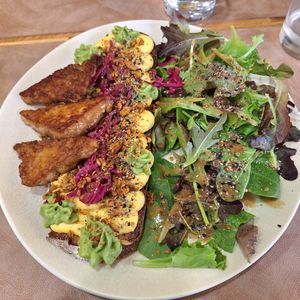 Toast with curry hummus and tempeh at Fit & Gourmande in Grenoble