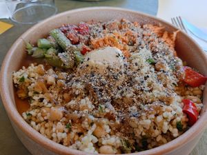 Bulgur salad with roasted veggies, a mild hoummus and a salty sesame topping at Fit & Gourmande in Grenoble