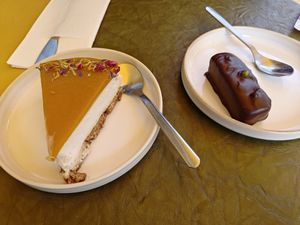 Mango cheesecake (perfect texture) and a pistachio chocolate bar (complex flavors, a little bitter) at Fit & Gourmande in Grenoble