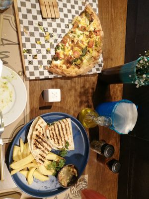 Tanto pizza como quesadillas están a la mitad porque no recordamos sacar foto antes! at Amukan Gourmet  in Chiloe