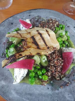 Crémeux de petits pois sariette, nori, citron confit, fenouil rôti at La Belle Verte in Toulouse