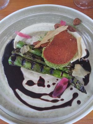 Roti dz seitan en croûte d'herbes, crémeux de céleri rave au poivre timut, jus de legumzs à l'ail noir at La Belle Verte in Toulouse