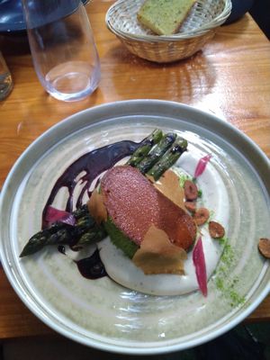 Mousseline de céleri rave au poivre de timing, rôti de seitan eu croûte d'herbes, asperges et jus de légumes a l'ail noir at La Belle Verte in Toulouse