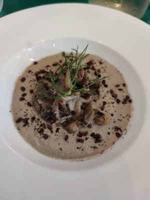 Velouté de shiitakes aux pleurotes avec éclats de cacao  at La Belle Verte in Toulouse