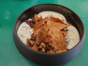 Crème montée d'estragon sur lit de rhubarbe avec pistaches caramélisées et morceaux de pâte feuilletée  at La Belle Verte in Toulouse