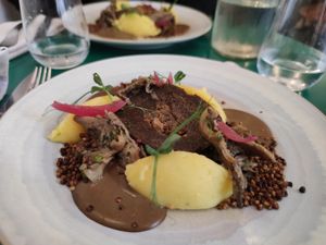 Rôti de seitan avec purée de pommes de terre à l'huile de truffes, pleurotes et crème à l'ail noir  at La Belle Verte in Toulouse