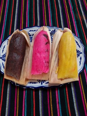Tamales dulces chocolate, rosita con arándanos y durazno en almíbar at Chamaca Vegana in Mexico City