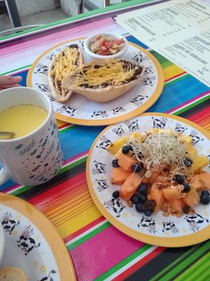 Molletes, incluye plato de fruta con granola at Chamaca Vegana in Mexico City