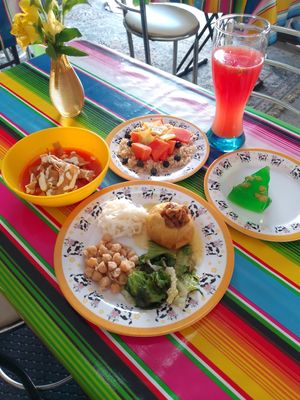 Manzana rellena de nuez y pasa blanca, incluye plato de quinoa, postre y medio litro de agua de sabor at Chamaca Vegana in Mexico City