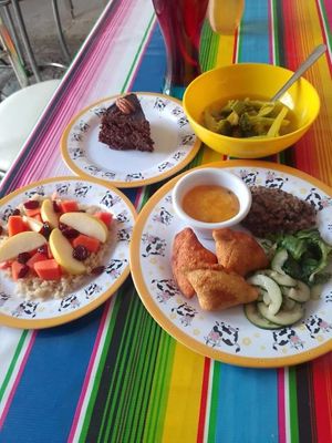 Las samosas de harina de garbanzos son un éxito total son más saludables y más crujientes el pastel de aguacate 🥑 lo ame infinitamente me encanta que su textura es suave y es at Chamaca Vegana in Mexico City