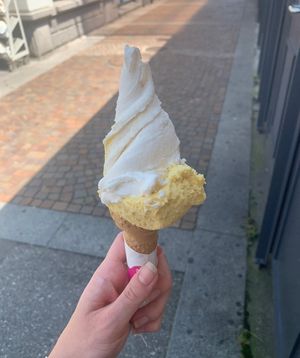 Mango and banana flavour in vegan cone  at Fiordipanna in Locarno