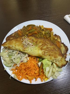 Placek zbójnicki z gulaszem curry   at Karrotka in Torun