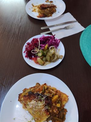 Placek po zbójnicku podzielony na dwie porcje, surówki świeże i smaczne at Karrotka in Torun