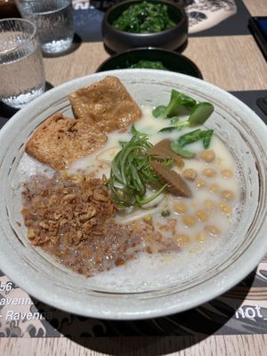 Ramen vegan con tofu fritto, ceci, cipolla fritta ( io ho fatto togliere il mais e l’olio aromatizzato)   at Hot Ramen in Ravenna