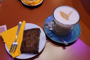 banana bread and latte macchiato at Flora et Labora in Milan