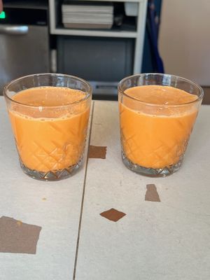 carrot apple ginger juice  at Flora et Labora in Milan