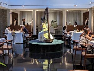 Harpist at King's Joy 京兆尹 in Beijing