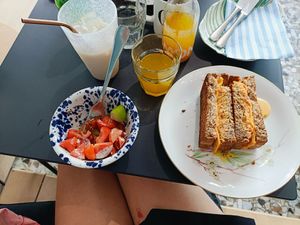 Chai latte , limonata al passion fruit, ceviche di pomodori e toast al kimchi con formaggio vegano at Checchi Brunch & Specialty Coffee in Brescia