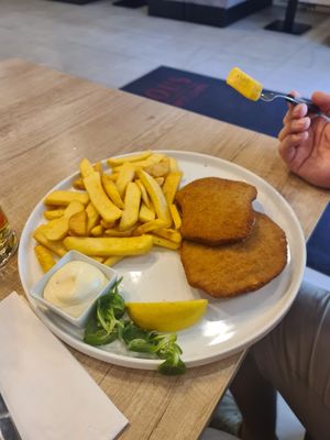 Wiener Schnitzel mit Steakpommes at Das Delicious in Vienna
