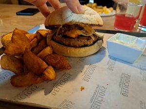 Kürbisburger mit Potato Wedges at Das Delicious in Vienna