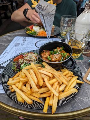 Topped fries with vegan satay chicken at De Elburger in Elburg
