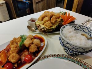Gemüse Süß-Sauer mit gebackenem Tofu (vegan) und Thai-Reis mit gebackenem Tofu 
 in einem Ananas-Schiff (vegetarisch) at Baan Sukhothai in Augsburg